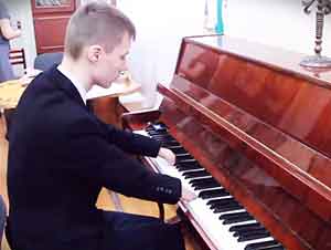 Adolescente Sin Dedos Toca El Piano Increíblemente