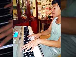 Niño Toca “You Are SO Beautiful” En El Piano