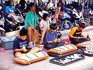 Músicos En La Calle Tocan “I Will Survive”