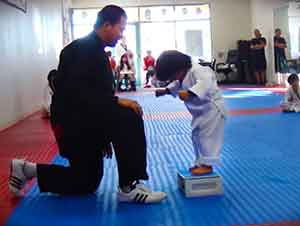 Pequeño Intenta Romper La Tabla En Clase De Tae Kwon Do