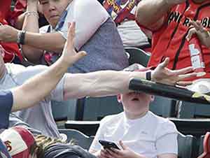 Rápida Reacción de Papá Salva A Niño de Ser Golpeado Con Un Bat De Beisbol