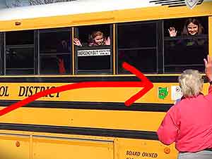 Niños Sorprenden A Su Abuela En EL Camino Escolar