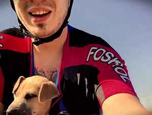 Ciclista Encuentra Perrita Abandonada En La Carretera