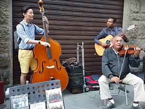 Turista Coreano Toca Con Músicos En La Calle