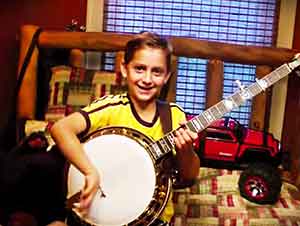 Estos Hermanos Practican Música De Una Manera Sensacional En Su Cuarto!