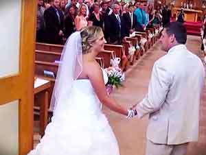 Padre Le Canta A Su Hija Mientras La Lleva Hacia El Altar!