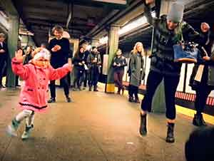 Niña Se Entretiene Bailando Al Son De La Música Mientras Espera El Metro.