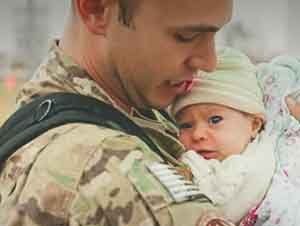 Tu Corazón Se Derretirá Cuando Veas A Este Soldado Conocer A Su Hija Por Primera Vez!!!