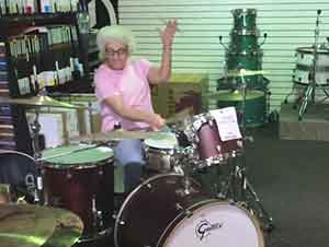 Abuela Toca La Batería En Una Tienda De Instrumentos Para Sorpresa De Todos