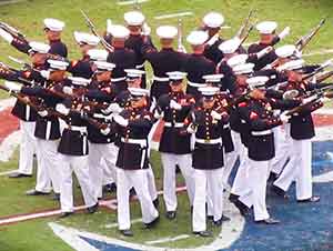 Estos Marines Acaban De Realizar Un Gran Espectaculo Para Toda La Audiencia De En La Arena De Football Americano