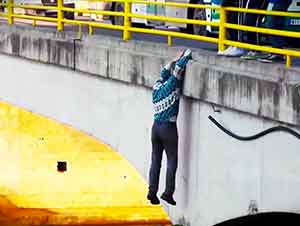 Al Principio No Supe Por Que Este Señor Quizo Bajar Del Puente… Hasta Que Vi Al Pobre E Indefenso Perrito