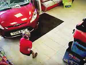 Pequeño Niño Que Buscaba Un Dulce En Una Tienda Fue Golpeado Repentinamente Por Un Carro… Pero Sobrevivió