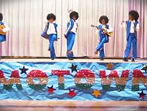 Pequeños De Tercer Año Cantan Y Bailan Como Los Famosos "Jackson 5"