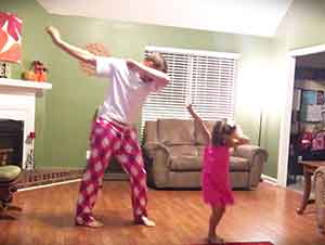 Baile Entre Padre E Hija Con un Twist Muy Simpático