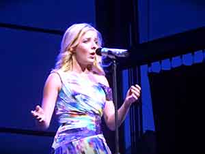 Jackie Evancho Canta "The Lord's Prayer" Impresionantemente