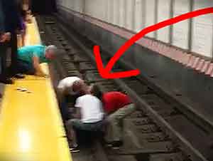 Buenos Samaritanos Rescatan A Hombre De Las Vias Del Metro