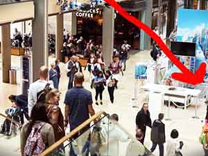 Flash Mob Canta Una Canción Gospel Repentinamente En Un Centro Comercial