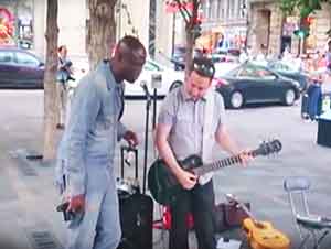 Cantante Famoso Hace Dueto Con Músico En La Calle