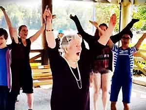 "Flash Mob" Para Festejar El Cumpleaños 85 De Esta Señora