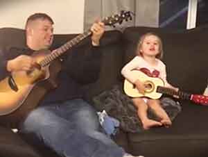 Padre E Hija Cantan "You Are My Sunshine" En Hermoso Dueto