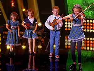 Grupo De Niños Bailan "Tap" De Manera Fenomenal