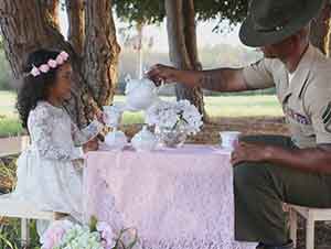 Padre Militar Toma El Té Con Su Hija