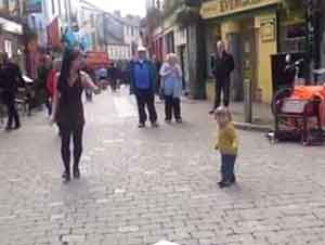 Bebita Baila En La Calle Junto A Una Bailarina