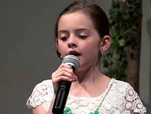 Niña Canta En Su Iglesia