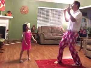 Padre E Hija Bailando En La Sala De Su Casa